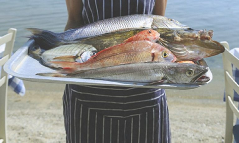 Πώς να ξεχωρίσεις το φρέσκο ψάρι στην ταβέρνα