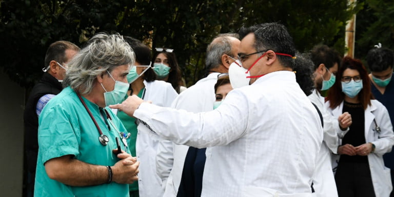 Κορωνοϊός: Τα κρούσματα σε γιατρούς και νοσηλευτές στην Ελλάδα