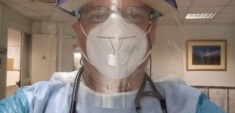 Θεσσαλονίκη: Γιατρός… “προσκαλεί” αρνητές μάσκας στην εφημερία του, χωρίς μάσκα