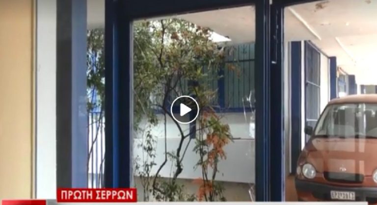 Σέρρες : O Γυμνασιάρχης στην Πρώτη έσπασε τη τζαμαρία του σχολείου για να σταματήσει την κατάληψη (video)