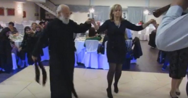 Σέρρες ,περηφάνια : Πρωτοχορευτής ο 80χρονος ιερέας- Χορεύει για την Μακεδονία στο Χειμερινό Αντάμωμα Βαμβακοφύτου