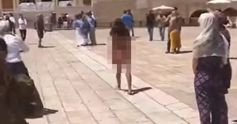 Οργή στο Ισραήλ για τη γυμνή φωτογράφιση μοντέλου στο Τείχος των Δακρύων – ΦΩΤΟ
