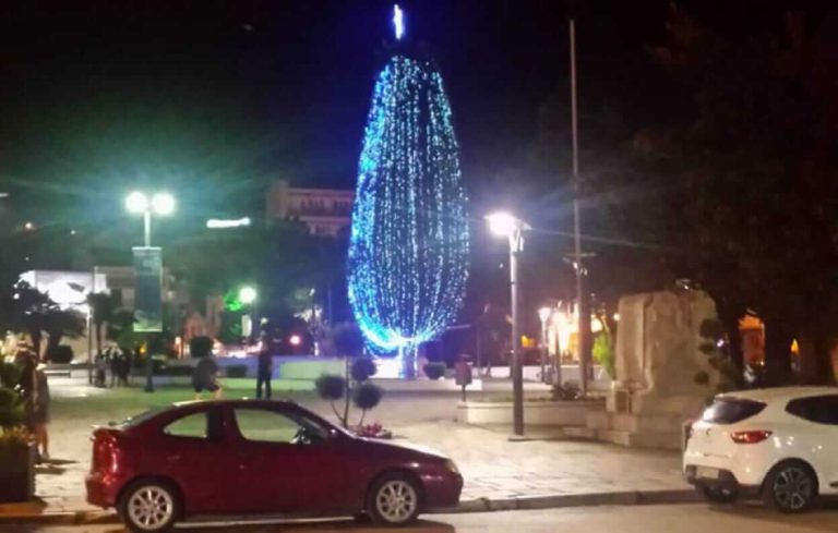 Καβάλα: Άναψε το… χριστουγεννιάτικο δέντρο στην καρδιά του καλοκαιριού!