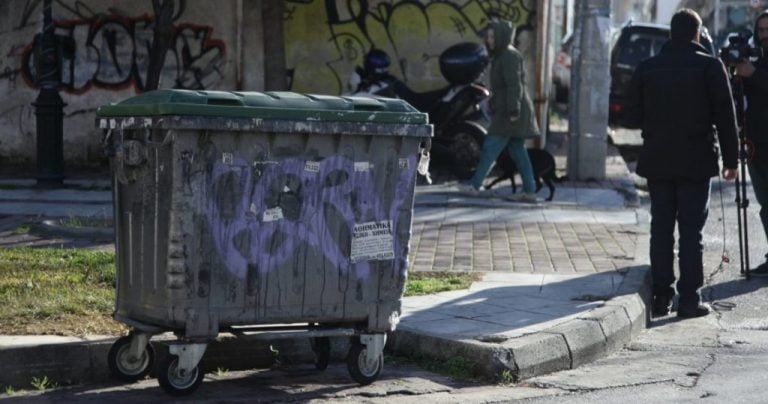 Αλεξανδρούπολη: Βρήκαν άνδρα μέσα σε… κάδο απορριμμάτων