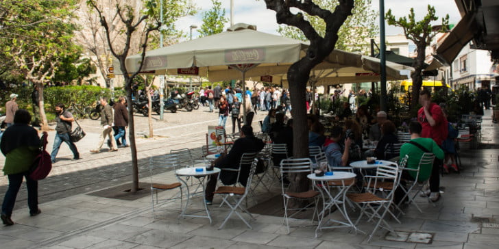 Κοροναϊός: Μπαίνει λουκέτο σε καφετέριες και εμπορικά κέντρα