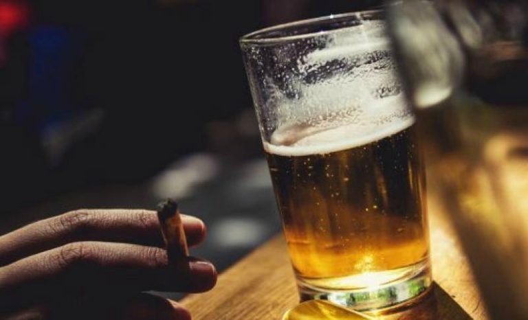 Πόσο χρόνια γερνάει ο εγκέφαλος από το κάπνισμα και το αλκοόλ