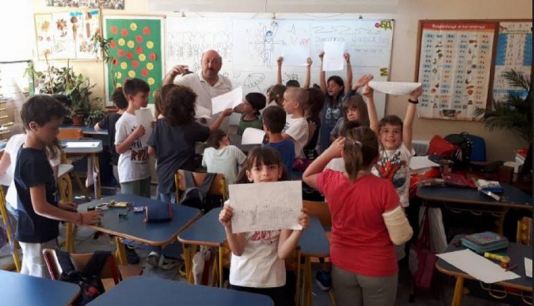 Ο σκιτσογράφος Δημήτρης Νικολαΐδης και η εκπομπή ΚΑΡΕ ΚΑΡΕ στο  ελληνικό σχολείο στο Βελιγράδι