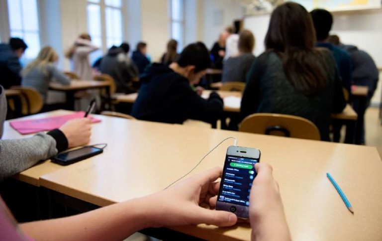 Τέλος τα κινητά των μαθητών στα σχολεία -Με εντολή Γαβρόγλου