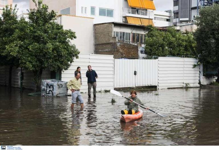 “Μπάλλος”: Τι λέει η γυναίκα με το… κανό που έγινε viral στον πλημμυρισμένο Κολωνό