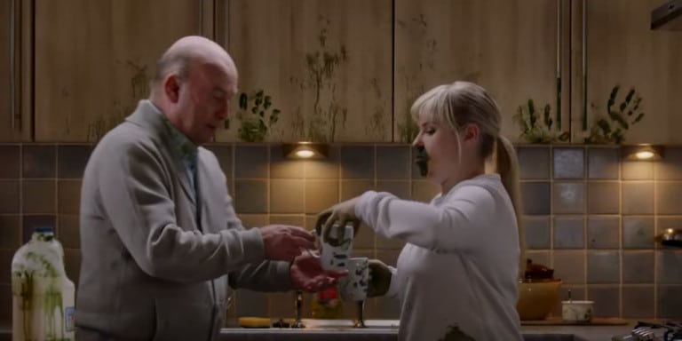 Η σοκαριστική νέα διαφήμιση της Σκωτίας για το πώς κολλάει ο κορωνοϊός -Ο παππούς, η εγγονή και η πράσινη γλίτσα