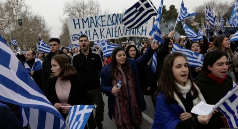 Θεσσαλονίκη: Ομάδα νεαρών τραγούδησε το «Μακεδονία ξακουστή» σε εκδήλωση του ΣΥΡΙΖΑ (video)