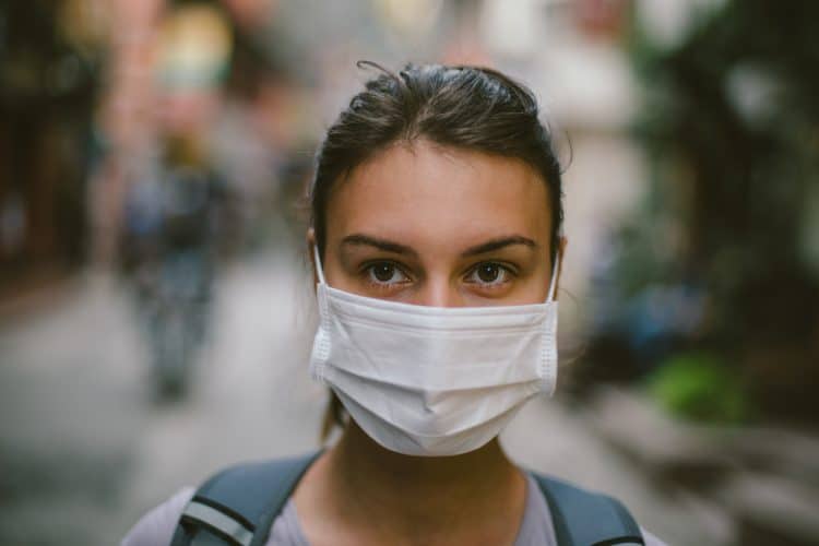 Έκκληση επιδημιολόγου CDC: “Φοράτε μάσκα όλη την ώρα” – Τι προτείνει για τα Μέσα Μεταφοράς