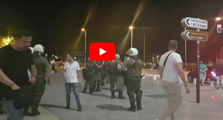 Ένταση μετά το τέλος της πορείας για τη Μακεδονία – Τραυματίστηκε αστυνομικός (VIDEO)