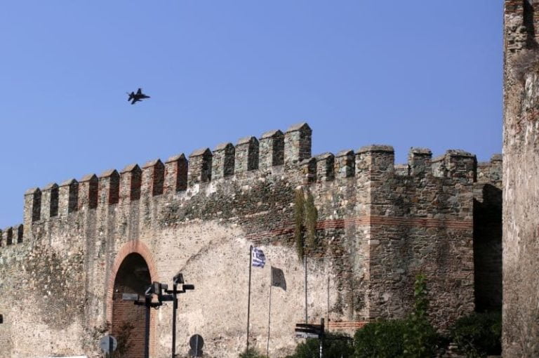 Πέταξαν μαχητικά αεροσκάφη πάνω από τη Θεσσαλονίκη (Φωτο)