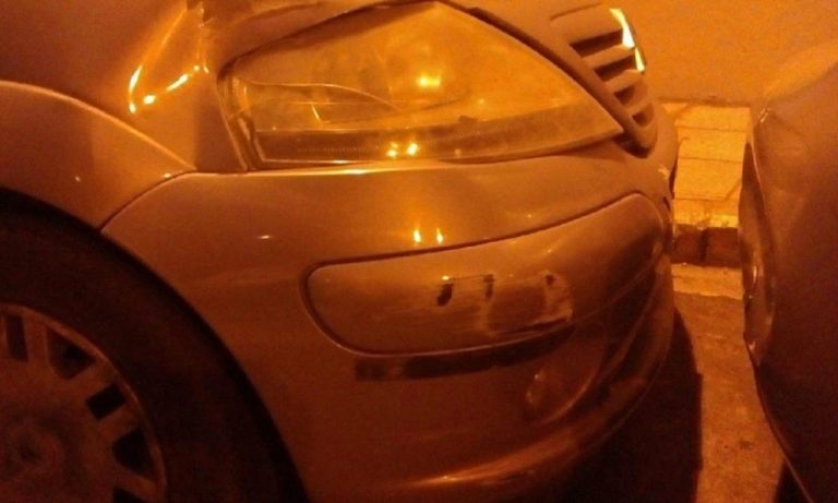 Μεθυσμένος οδηγός στην Καβάλα χτύπησε 4 σταθμευμένα ΙΧ και προσπάθησε να διαφύγει (φωτο)