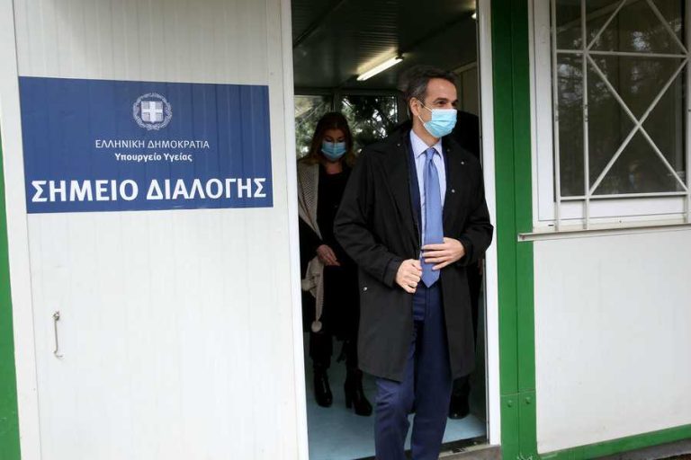 Ο Κυριάκος Μητσοτάκης με μάσκα επισκέφθηκε το νοσοκομείο Σωτηρία