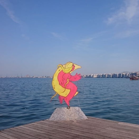 Θεσσαλονίκη: Εφτιαξαν ξύλινο φεγγάρι με μία γυμνή, στη Νέα Παραλία