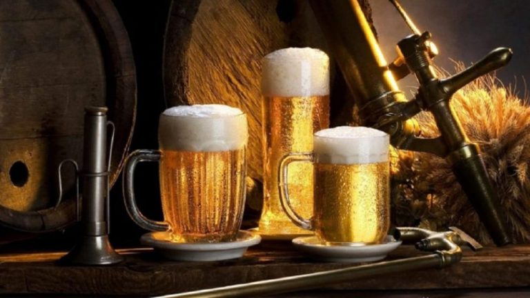 Σήμερα είναι Παγκόσμια Hμέρα Mπύρας – Τρία πράγματα που δεν γνώριζες για το ποτό του καλοκαιριού
