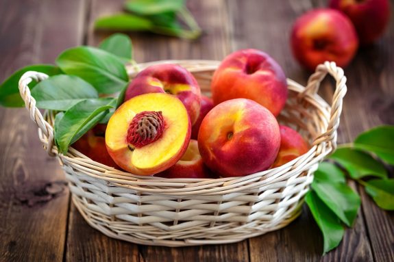 Νεκταρίνια: Το καλοκαιρινό φρούτο που πρέπει να βάλουμε στην καθημερινότητά μας