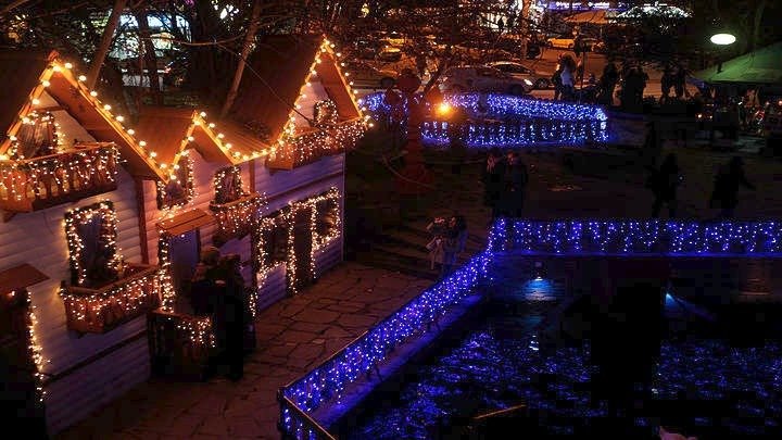 Η “Ονειρούπολη” της Δράμας έφερε τα Χριστούγεννα στην πλατεία Αριστοτέλους