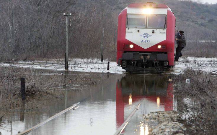 Διακοπή κυκλοφορίας τρένων μετά τις Σέρρες προς Δράμα-Μετατοπίστηκε γέφυρα από τις βροχές