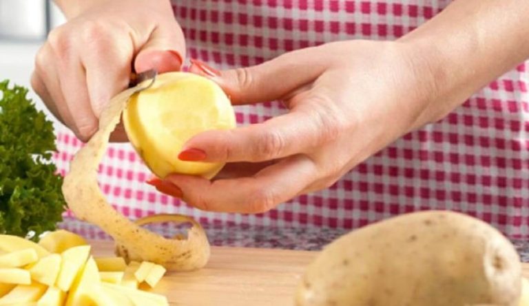 Μην πετάτε τις φλούδες από τις πατάτες – Δείτε γιατί!