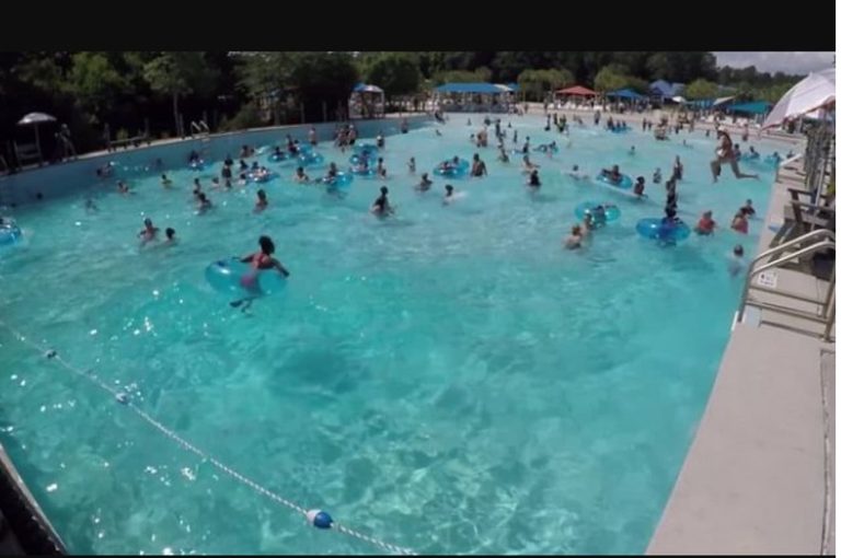 Παιδί πνίγεται σε πισίνα γεμάτη κόσμο – Μπορείτε να το διακρίνετε; (VIDEO)