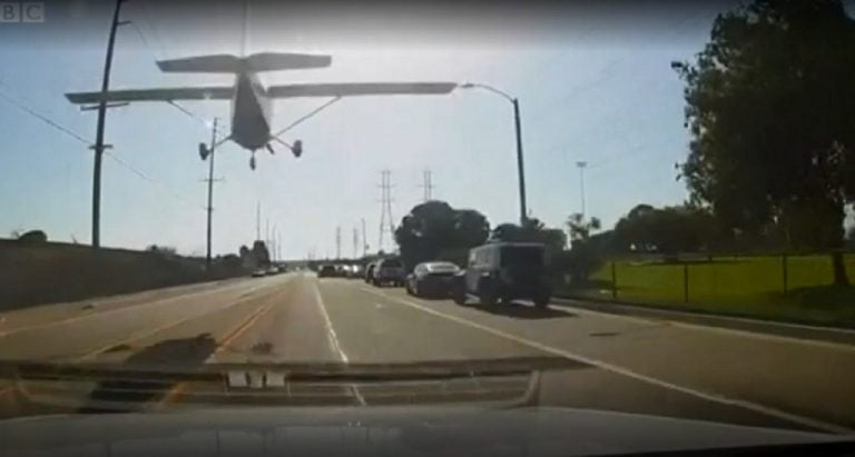 Μονοκινητήριο αεροσκάφος προσγειώθηκε στη μέση κεντρικού αυτοκινητόδρομου λόγω μηχανικής βλάβης (βίντεο)