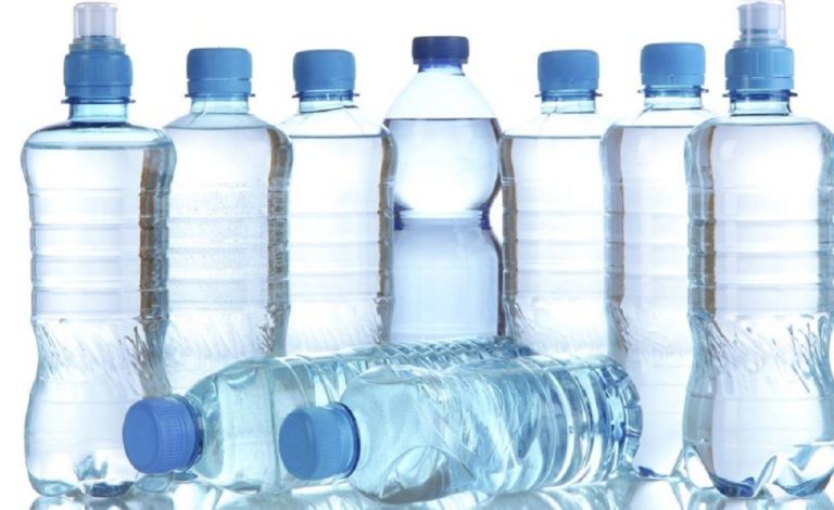 Προσοχή! Δεν πρέπει να ξαναγεμίζουμε τα πλαστικά μπουκάλια νερού