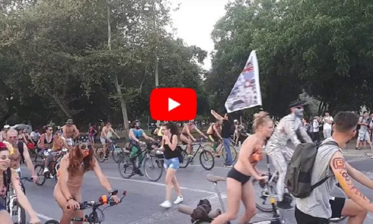 Γυμνοί ποδηλάτες ξεχύθηκαν στους δρόμους της Θεσσαλονίκης για την 11η Διεθνή Ποδηλατοδρομία (video)