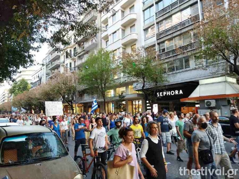 Πορεία στο κέντρο της Θεσσαλονίκης κατά του υποχρεωτικού εμβολιασμού (φωτο & video)