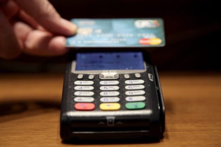 Το νέο όριο που μπαίνει στις ανέπαφες συναλλαγές με κάρτες
