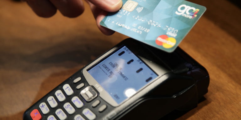 Κορωνοϊός: Αυξάνεται στα 50 ευρώ το όριο για τις ανέπαφες συναλλαγές με κάρτες