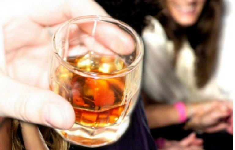 Μύθος ότι ένα-δύο ποτηράκια αλκοόλ προστατεύουν από εγκεφαλικό