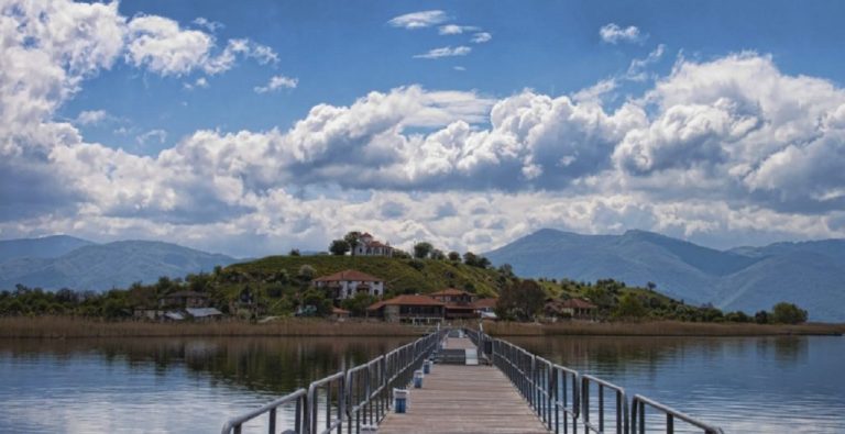 Πρέσπες: Στη λίμνη που ανήκει σε Ελλάδα, Αλβανία και ΠΓΔΜ οι υπογραφές για τη συμφωνία στο Σκοπιανό