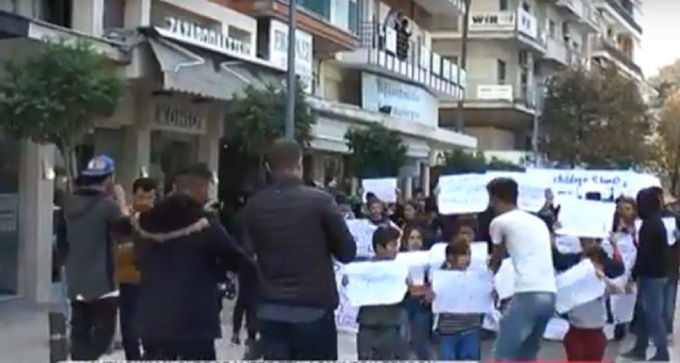 Πάνω από 900 πρόσφυγες στην δομή των Σερρών – Πορεία διαμαρτυρίας από τους Γιεζίντι (video)
