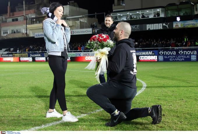 Της έκανε πρόταση γάμου στο γήπεδο (Video)