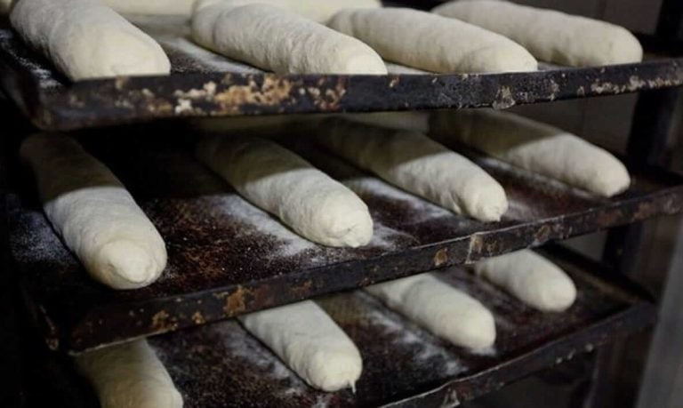 Θεσσαλονίκη : Βρήκε κλωστή στο ψωμί κι εκβίαζε τους φουρνάρηδες