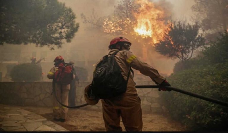 Ανεξέλεγκτη η φωτιά στην Αττική  : Κάηκαν δεκάδες σπίτια- Υπάρχουν νεκροί ,λέει ο δήμαρχος Ραφήνας