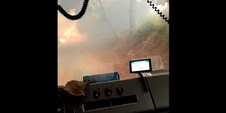 Συγκλονιστικό βίντεο από τη φωτιά στη Βαρυμπόμπη: Πυροσβεστικό περνά μέσα από τη φωτιά -«Πάμε θα μας κλείσει» ουρλιάζουν