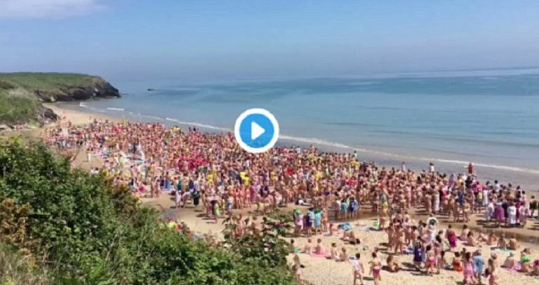 2.500 γυναίκες βούτηξαν γυμνές στη θάλασσα και κατέκτησαν ρεκόρ Γκίνες (VIDEO)