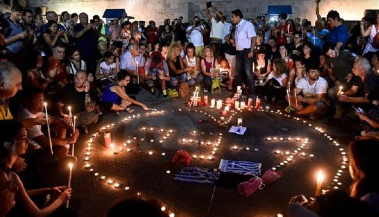 Εκατοντάδες πολίτες στην πλατεία Συντάγματος με κεριά στα χέρια για τα θύματα της τραγωδίας