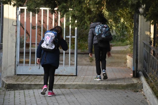 Lockdown σε Θεσσαλονίκη – Σέρρες: O αριθμός που θα στέλνουν με SMS οι γονείς για τη μετακίνηση στα σχολεία