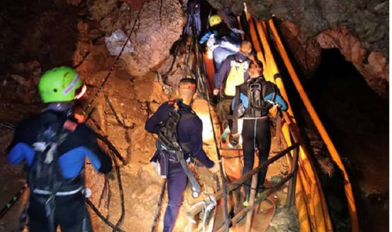 Βγήκαν τα δύο πρώτα παιδιά από το σπήλαιο στην Ταϊλάνδη, σε εξέλιξη μεγάλη επιχείρηση