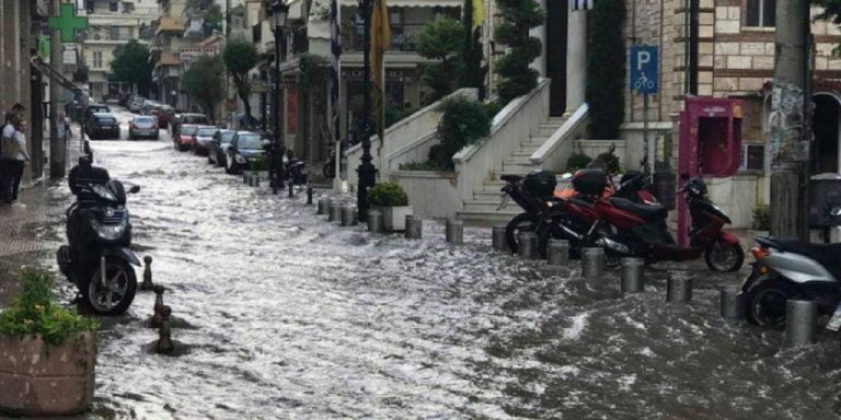 “Βενετία” έγινε η Θεσσαλονίκη-Σφοδρή βροχόπτωση μετέτρεψε τους δρόμους σε ποτάμια(βίντεο)