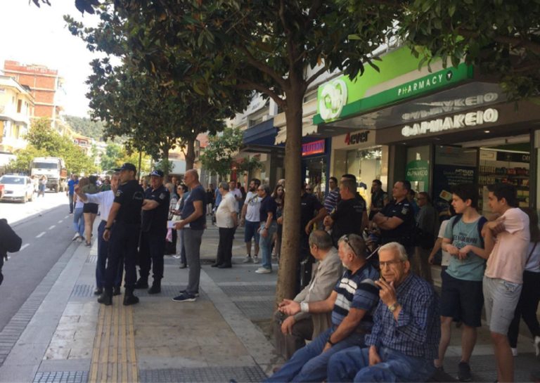 Σέρρες: Φασαρία στην Μεραρχίας- Όχημα του δήμου και δυνάμεις της ΕΛΑΣ για τα τραπεζοκαθίσματα