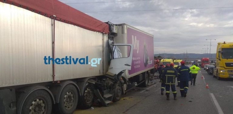 Σύγκρουση δύο φορτηγών και ένας νεκρός έξω από την Θεσσαλονίκη
