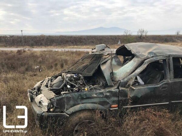 Απίστευτο ατύχημα έξω από το Ζηρίνειο και διακοπή αγώνα βόλεϊ - Ηλικιωμένη οδηγός καβάλησε αμάξι διαιτητή, δείτε βίντεο και φωτογραφίες