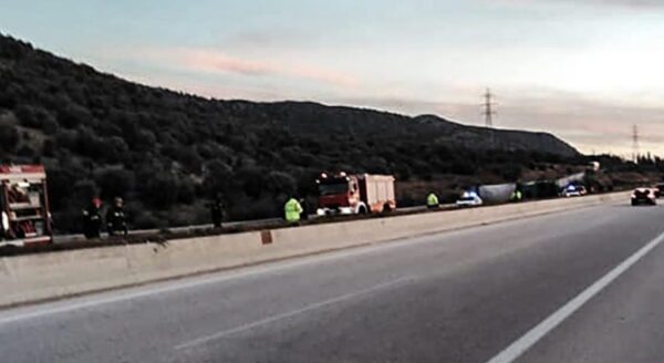 Ανατροπή με τις συνθήκες του τροχαίου στην Εγνατία: Το φορτηγό έπεσε πάνω στα ΙΧ χωρίς να προηγηθεί σύγκρουση - Πληροφορίες για τους δύο νεκρούς