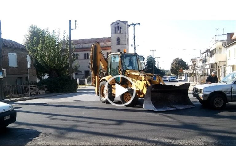 Σέρρες : Αγροτικό φορτηγάκι έπεσε σε μηχάνημα Jcb τoυ Δήμου